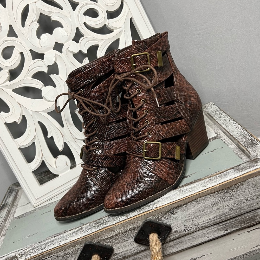 Coconuts by Matisse Getty Cut Out Snakskin Ankle Boot Size 8 Lace Up